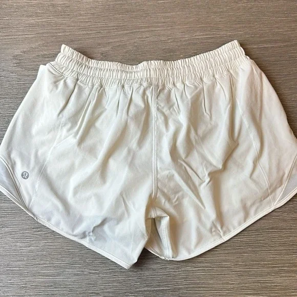 Lululemon Hotty Hot Low-Rise Lined Short 4" Bone size 4 NWT - Picture 2 of 5